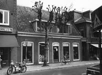93878 Gezicht op de voorgevel van het winkelpand Nassaustrraat 6 (ijzerwarenhandel Provak) te Maarssen.